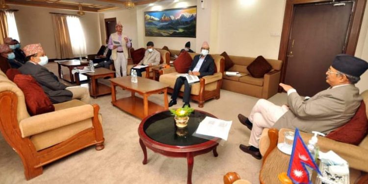 गृह मातहतका कार्यलयको कार्यप्रगती र योजना कार्यन्वयनको प्रगतिबारे गृहमन्त्री खाणले लिए जानकारी