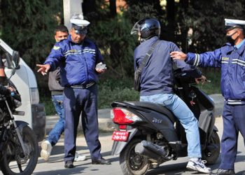 ट्राफिक प्रहरी भन्छन् हामी कारबाही गर्छौं, छुटाउन तपाईंहरू दबाब नदिनुस्