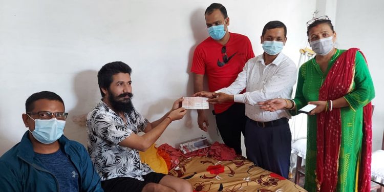 पत्रकार गौतमलाई दुर्घटना बीमा बापतको रकम प्रेस युनियन सुनसरीद्वारा हस्तान्तरण