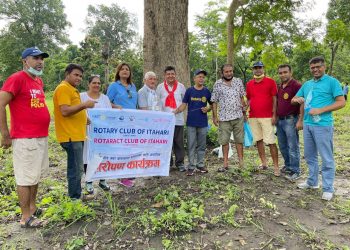 रोटरी क्लब अफ इटहरीले चारकोशे झाडी मा चार सय फलफुलका बिरुवा रोप्दै