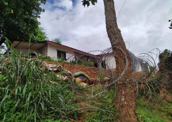 प्रहरीको काँडेतारभित्र पशु अस्पताल, पशुकाे बाटोमै उपचार गर्न बाध्य छन् जनता