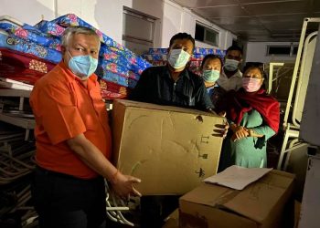 पूर्व मन्त्री थापाकाे पहलमा जिल्ला अस्पताल र सबै पालिकालाई स्वास्थ्य सामाग्री प्रदान