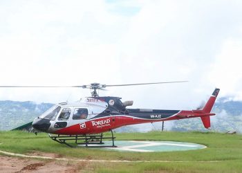बर्षात्‌ले सडक अवरुद्ध भएपछि हेलिकाेप्टरको सहारा
