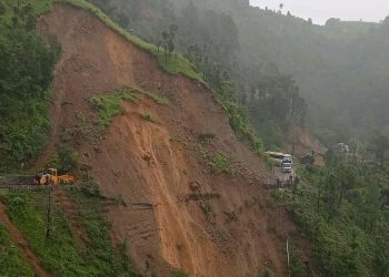 महाकाली लोकमार्ग पहिरोले अवरुद्ध, सदरमुकामसँग सम्पर्क टुट्यो