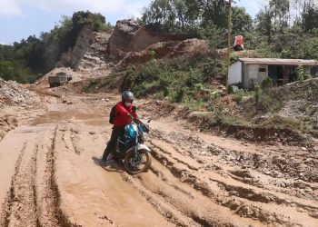 बर्खामा हिलाम्य र हिउँदमा धुलाम्य सडकले तेह्रथुमबासीलाई सास्ती