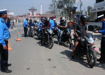 ट्राफिक प्रहरी भन्छन् हामी कारबाही गर्छौं, छुटाउन तपाईंहरू दबाब नदिनुस्