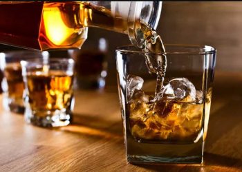 मदिरा सेवन गरिरहेका नेता र शिक्षकलाई स्थानीयले थुने