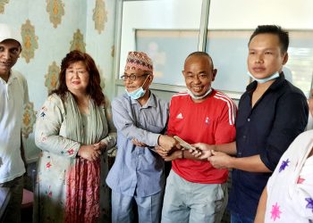 नेपाल प्रेस युनियन सुनसरीलद्धारा दुर्घटना बापतको रकम हस्तान्तरण