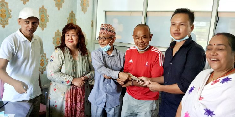 नेपाल प्रेस युनियन सुनसरीलद्धारा दुर्घटना बापतको रकम हस्तान्तरण