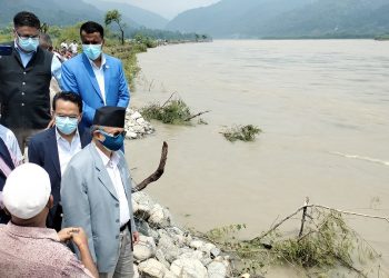 सप्तकोसीको कटानले चार हजार परिवार उच्च जोखिममा, निरीक्षण गरेर फर्किए गृहमन्त्री