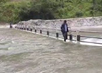 पक्की पुलमाथिबाट बग्छ खोला