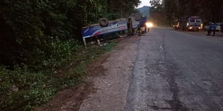 काठमाडाैं जाँदै गरेकाे बस कपिलवस्तुमा दुर्घटना, १८ यात्रु घाइते