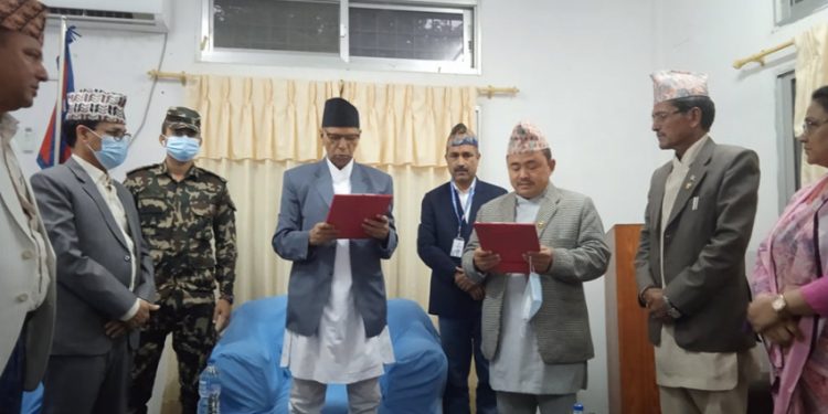 सुदूरपश्चिममा थपिएका मन्त्री र राज्यमन्त्रीले लिए शपथ