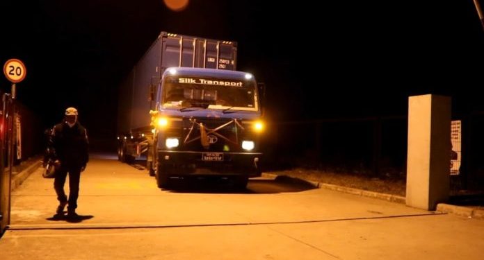 दशैंकाे मुखमा चिनियाँ नाकामा रोकिए नेपाली व्यवसायीका कन्टेनर