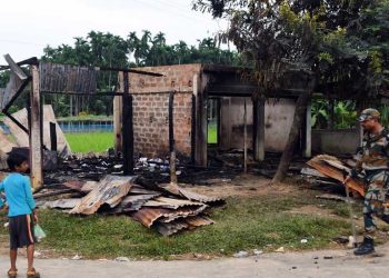 बंगलादेशमा हिन्दुमाथि आक्रमण, भारतमा मुस्लिमका घर र व्यवसाय तोडफोड र आगजनी