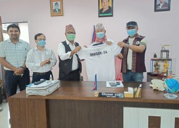 धरानमा फुटबल खेलाडीलाई टि–सर्ट वितरण