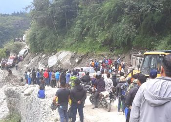 वर्षाका कारण पहिरो गएर सडक अबरुद्ध, दशैं मनाउन गएकाहरु कार्यक्षत्र फर्किन पाएनन्