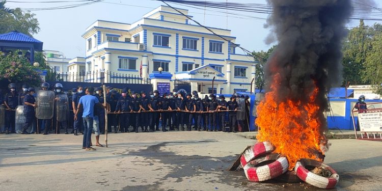 जिल्ला प्रहरी सुनसरीको हिरासतमा एक थुनुवाको मृत्यु, इनरुवा तनावग्रस्त(तस्वीरहरु)