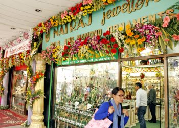 फूलका मालाले सजिएका सुनचाँदीका पसलहरु