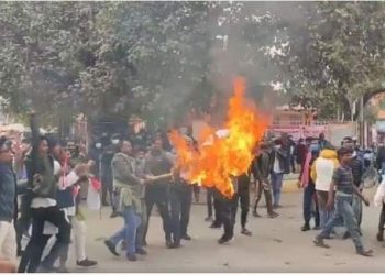 युवासंघद्वारा प्रम देउवा र मन्त्री यादवको पुतता दहन