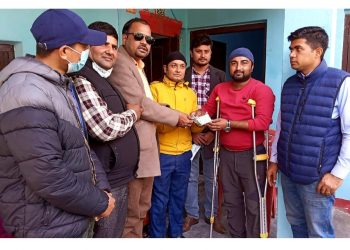 घाईते पत्रकारलाई बीमा रकम हस्तान्तरण गर्दै प्रेस युनियन सुनसरी