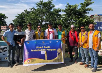 इटहरी- वडा नं ८ को सहकार्यमा Lions / Leo Club Of Itahari Innovation ले गर्यो बाढी मापन स्केलको स्थापना ।