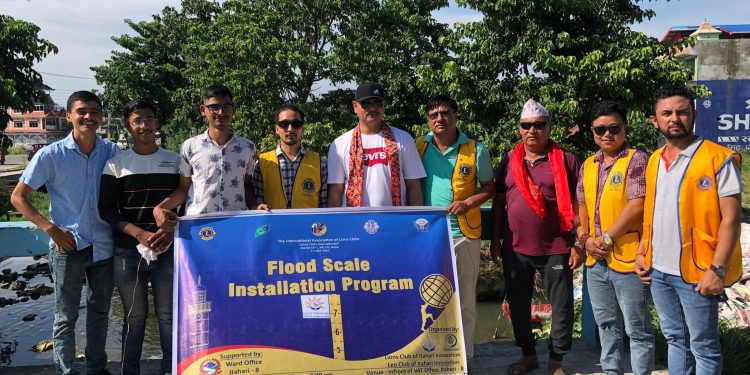 इटहरी- वडा नं ८ को सहकार्यमा Lions / Leo Club Of Itahari Innovation ले गर्यो बाढी मापन स्केलको स्थापना ।