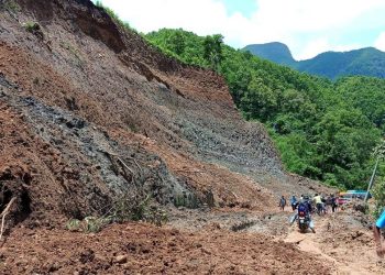तुरतुरेमा पहिरो खस्दा जामुने–खैरेनी सडक अवरुद्ध