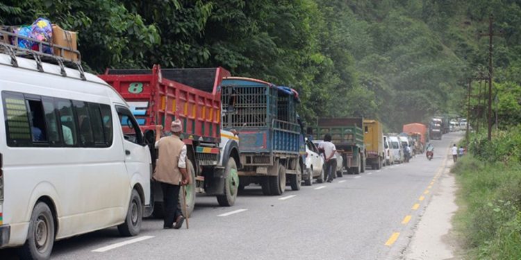 पहिरोले अवरुद्द पृथ्वी राजमार्ग सुचारु