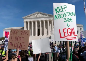 गर्भपतनको अधिकार उल्ट्याएको विरोधमा वासिंगटनमा विशाल प्रदर्शन