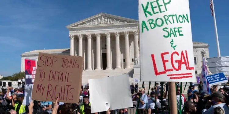 गर्भपतनको अधिकार उल्ट्याएको विरोधमा वासिंगटनमा विशाल प्रदर्शन
