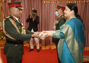 भारतीय स्थल सेनाध्यक्षलाई राष्ट्रपतिद्वारा मानार्थ महारथीको दर्ज्यानी चिह्न प्रदान