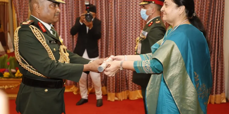 भारतीय स्थल सेनाध्यक्षलाई राष्ट्रपतिद्वारा मानार्थ महारथीको दर्ज्यानी चिह्न प्रदान