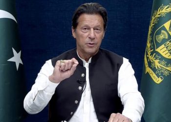 विमान दुर्घटनाबाट जोगिए पाकिस्तानका पूर्व प्रधानमन्त्री इमरान खान