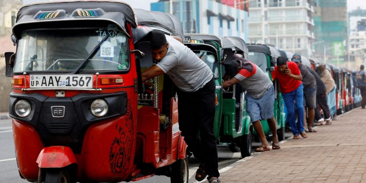 श्रीलङ्काको आर्थिक स्थिति सुध्रिएसँगै इन्धनको मूल्य घट्यो