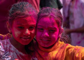 आज रङ्गहरूको पर्व फागु, पहाडी क्षेत्रमा रङ्ग खेलेर मनाईदै