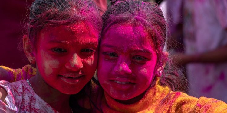 आज रङ्गहरूको पर्व फागु, पहाडी क्षेत्रमा रङ्ग खेलेर मनाईदै