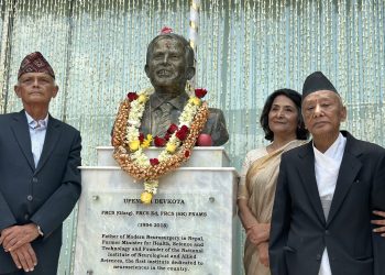 वरिष्ठ स्नायु शल्यचिकित्सक प्रा. डा. देवकोटाको अर्धकदको प्रतिमा अनावरण