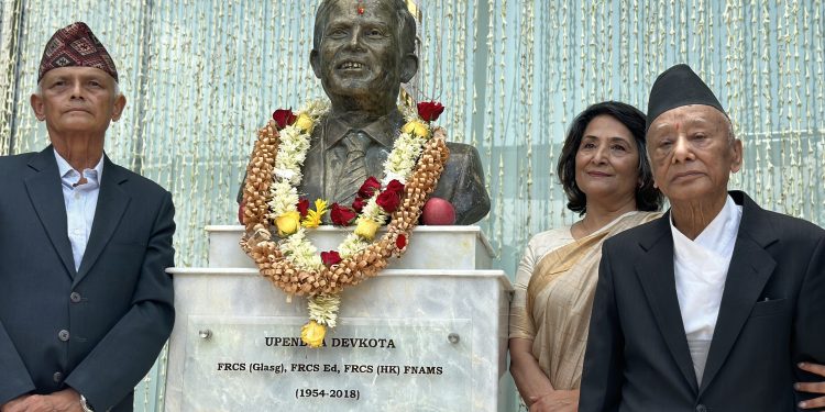 वरिष्ठ स्नायु शल्यचिकित्सक प्रा. डा. देवकोटाको अर्धकदको प्रतिमा अनावरण