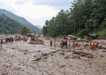 संखुवासभामा बाढीमा परी १७ जना बेपत्ता, पाँचथरमा पुल बगाउँदा मेची राजमार्ग अवरुद्ध