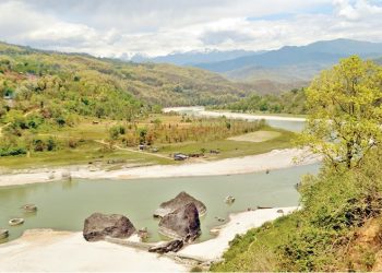 अरुण नदीले कटान गरेपछि तटीय क्षेत्रमा जोखिम
