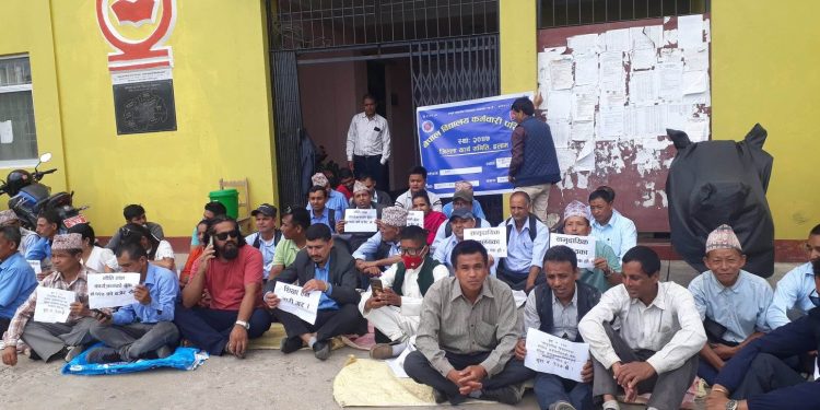 देशभरका विद्यालय कर्मचारी आन्दोलनमा