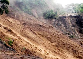 मुकुभञ्ज्याङमा पहिरोका घाइतेलाई उपचारका लागि विराटनगर लगियो