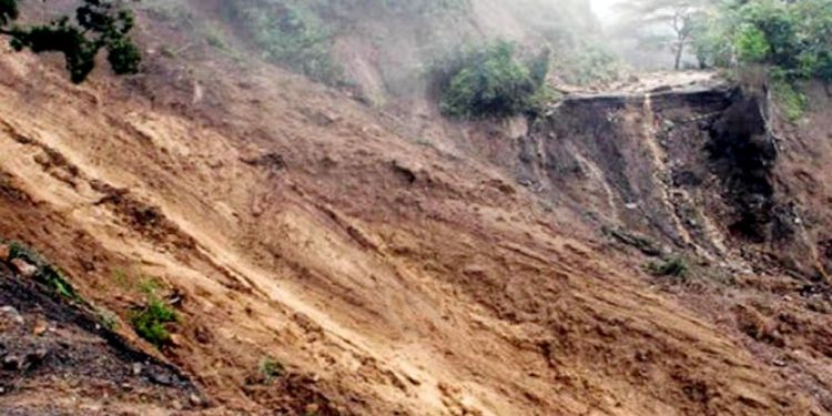 मुकुभञ्ज्याङमा पहिरोका घाइतेलाई उपचारका लागि विराटनगर लगियो