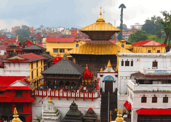 पशुपतिनाथमा ११ घन्टा समय लगाएर जलहरी राखियो