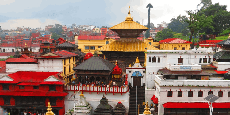 पशुपतिनाथमा ११ घन्टा समय लगाएर जलहरी राखियो