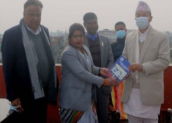 कोशी प्रदेश प्रमुख खापुङलाई मधेसी आयोग प्रतिवेदन हस्तान्तरण