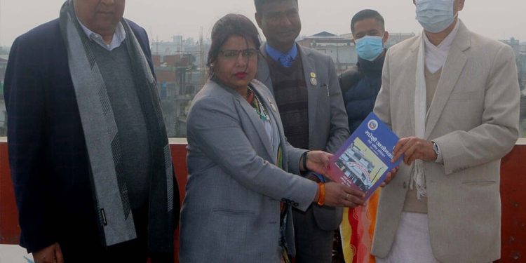 कोशी प्रदेश प्रमुख खापुङलाई मधेसी आयोग प्रतिवेदन हस्तान्तरण