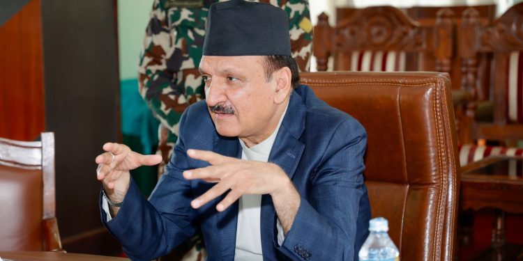 अर्थमन्त्री डा. महतद्वारा आन्तरिक राजश्व कार्यालय बिराटनगरको निरीक्षण