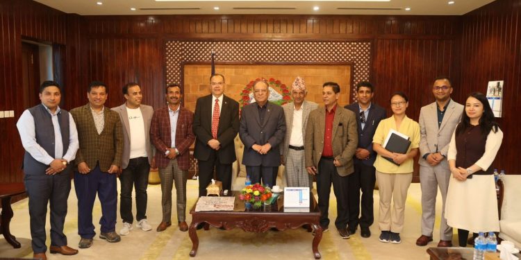 इलाम स्वास्थ्य विज्ञान प्रतिष्ठान स्थापनाका लागि प्रधानमन्त्रीसँग छलफल